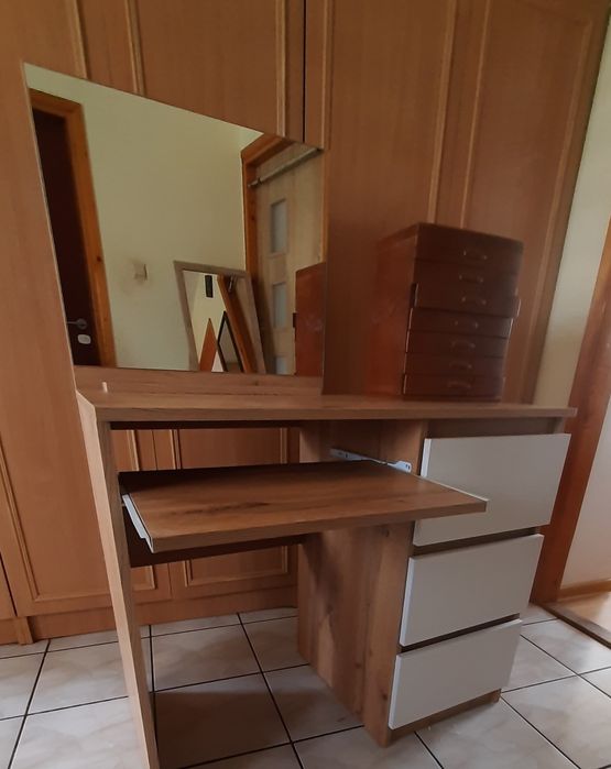 Toaletka z lustrem