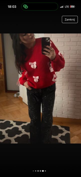 świąteczny sweter czerwony w kokardki