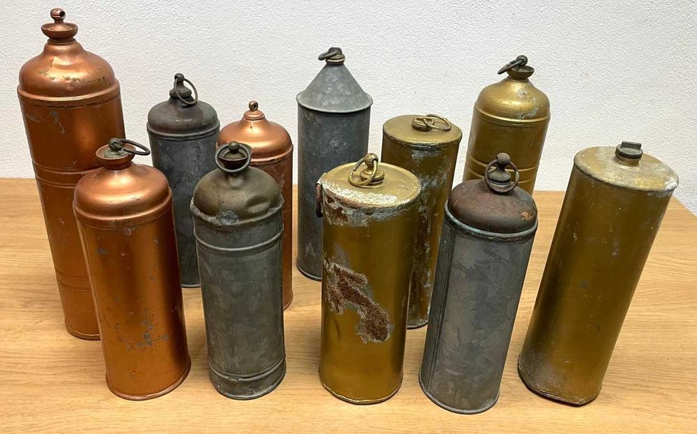 Garrafas antigas, vazias em cobre, para agua quente