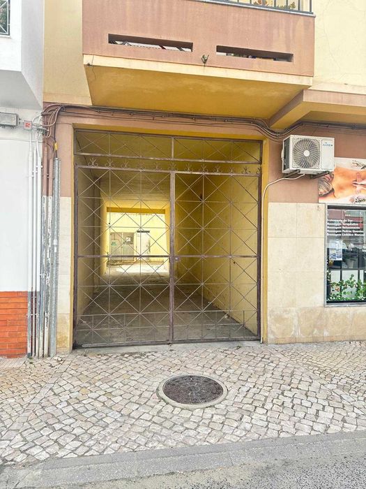 Garagem / box fechada para arrendamento, com potencial de utilização
