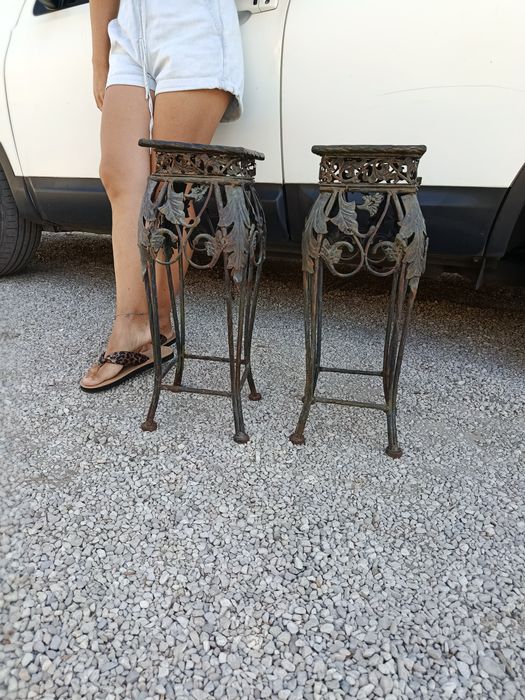 Duas Floreiras antigas em ferro trabalhado