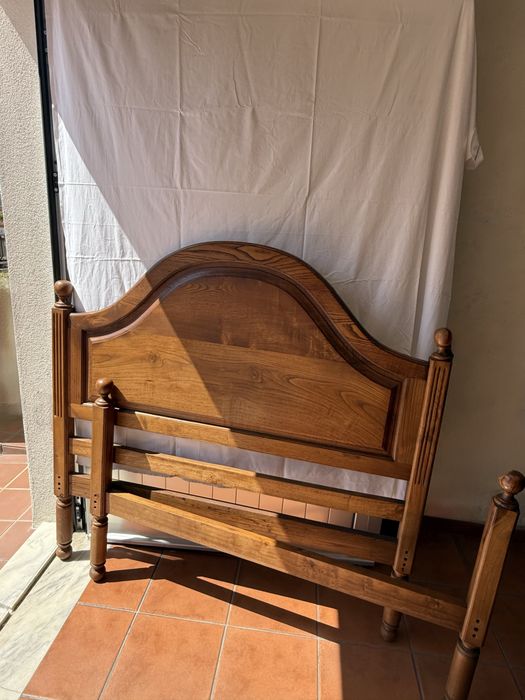 Mobília de Quarto de Madeira Maciça de Castanho — Peças Vintage