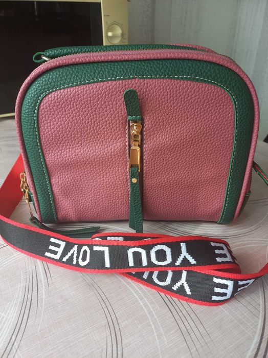 Продам женская сумка.Размер 19*23 .Новая.Розово- зеленая.Через плечо.