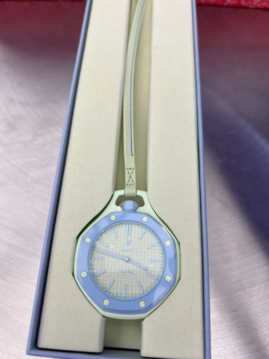 Pożądany Swatch AP Blaue Acht – limonkowy case, niebieski bezel