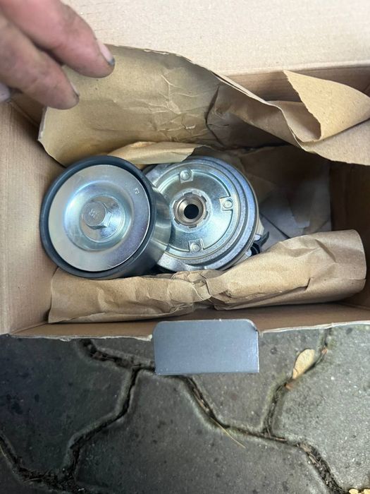 Натяжний ролик ман 18. 440