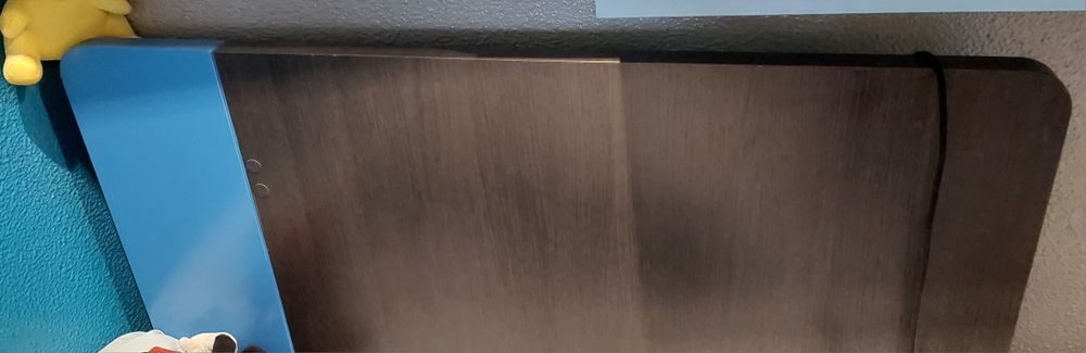 Quarto criança / Mesinha cabeceira/ roupeiro/ colchão