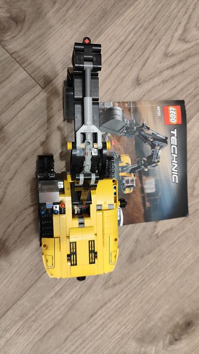 LEGO Technic Wytrzymała koparka 42121