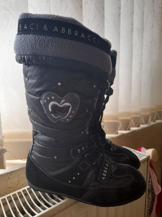 Дитячі  сапожкі  в  гарному  стані  34  розмір  пару  разів  одягнуті