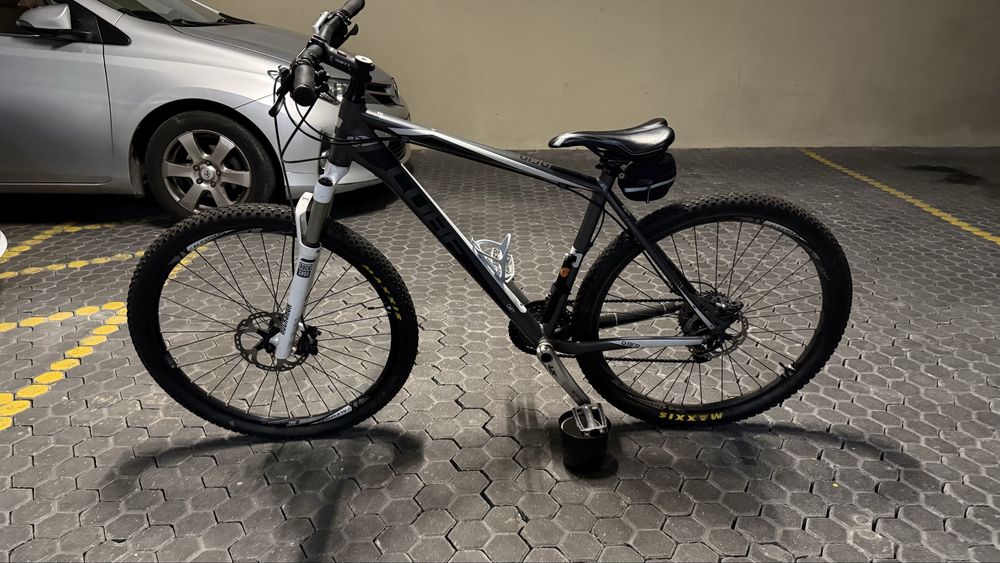 Bicicleta (CUBE hardtail de BTT)