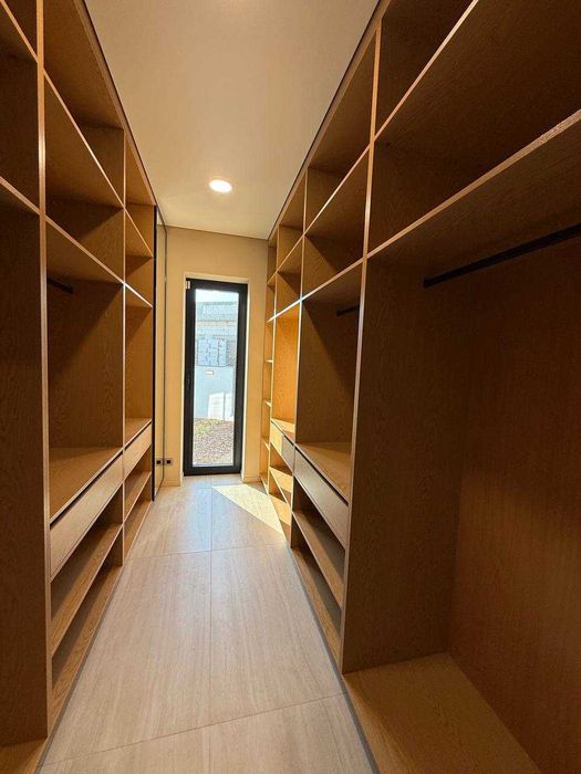 Новый 1-но этажный дом в Совиньоне, участок 10,66 соток, 185 кв.м.