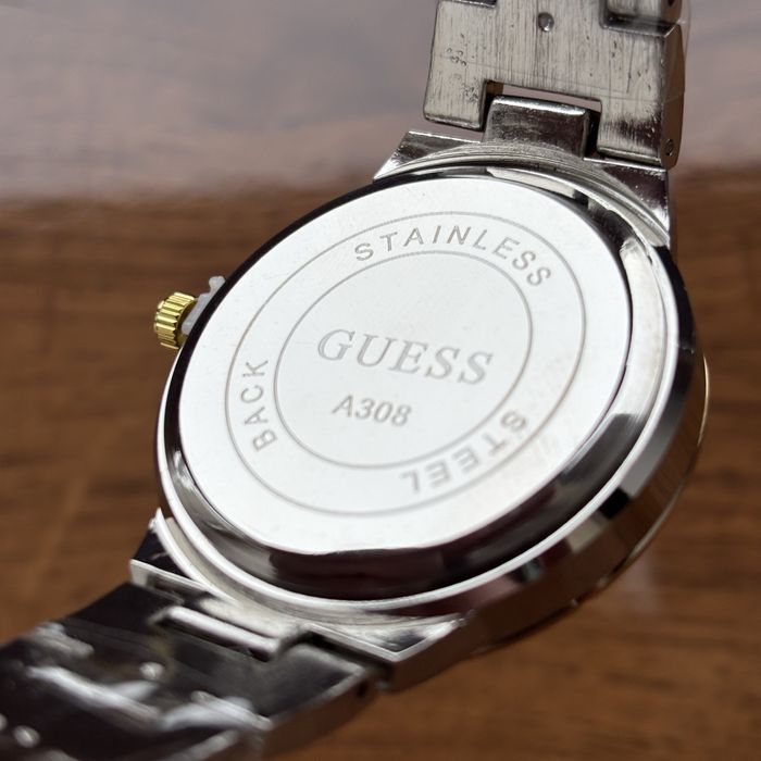 Жіночий годинник Guess комбінованого кольору з світлим циферблатом