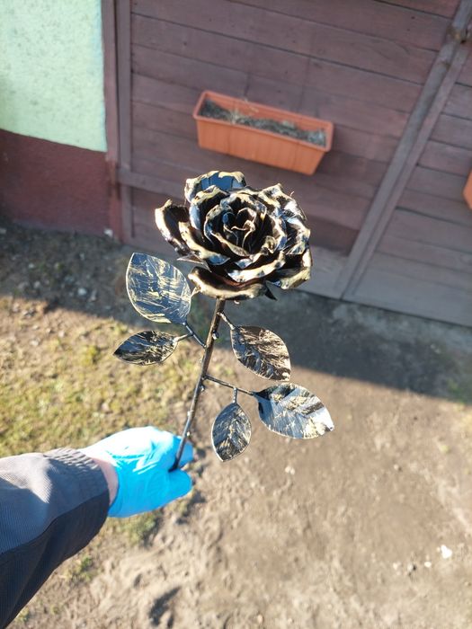 Róża cięta na podstawce z metalu prezent