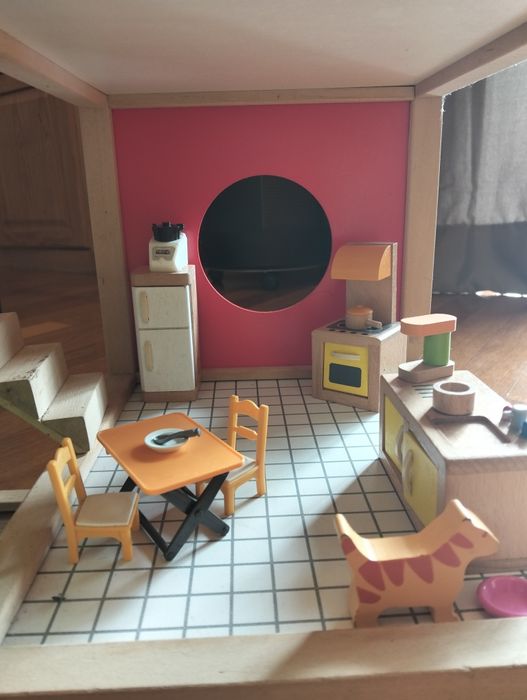 Casa de bonecas de madeira