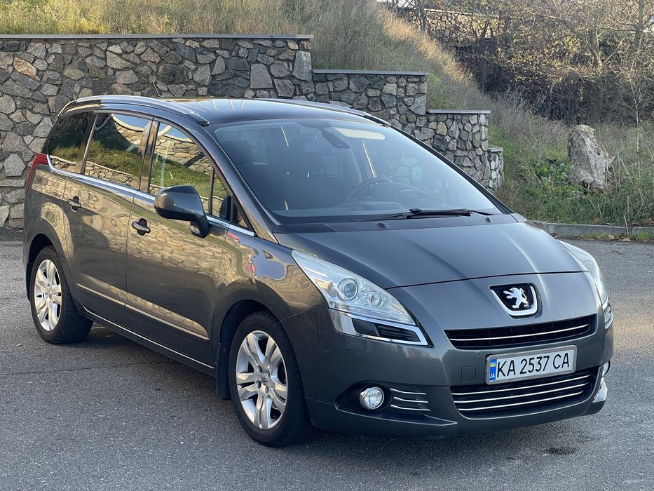 Peugeot 5008 2011 року