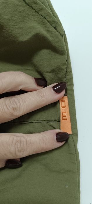 Calças para criança. Cor verde, tem um casaco que faz conjunto. Para 3