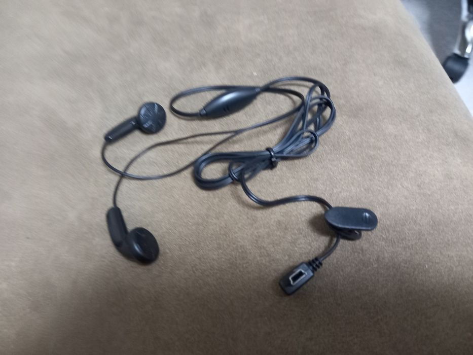 Нові навушники до телефона