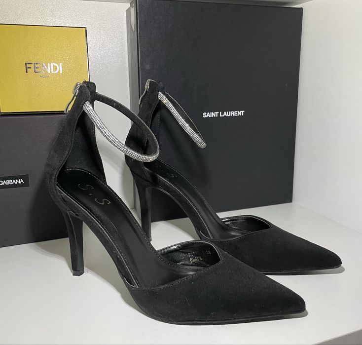 Вечірні туфлі із стразами