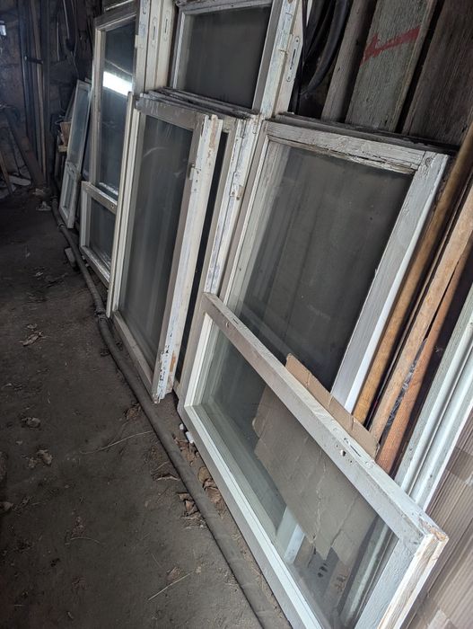 Продам Не дорого:Балконные двери с коробом,Балконные рамы,оконные рамы.Сосна высшего качества.Остекление.Состояние-Добре.