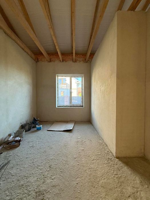 Красивий якісний будинок з великою земельною ділянкою