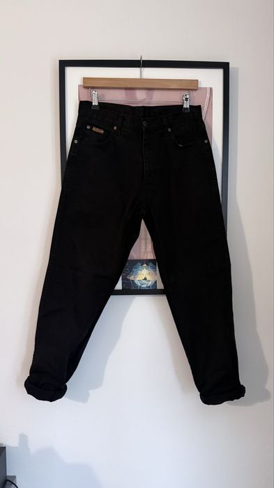 Czarne spodnie proste wrangler jeansy