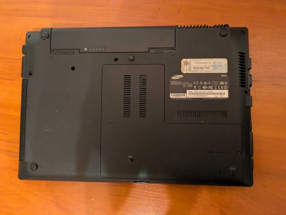 Samsung NP-RF511  i5-2430M 8 ГБ DDR3 SSD 120 GB відмінний стан