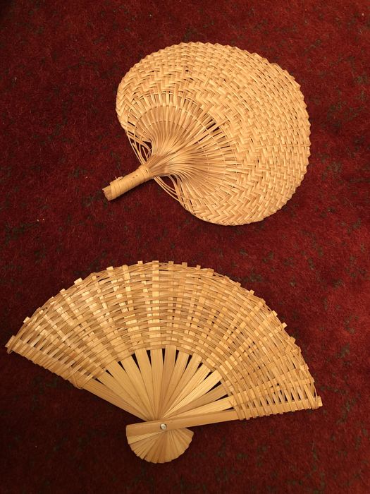 Leques de palha pequenos