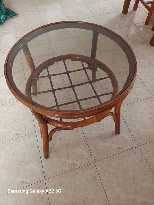 Mesa de apoio com tampo em vidro