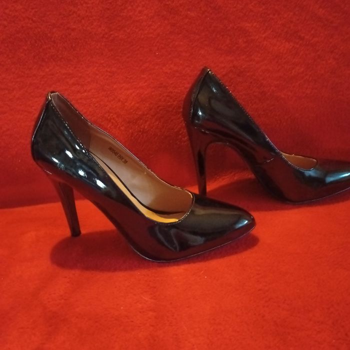 Czarne eleganckie szpilki 37 Reserved