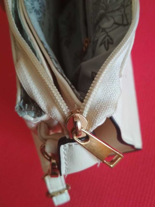 Сумка клатч кремового цвета