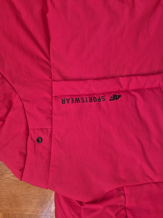 Жіноча зимова куртка бренду 4F