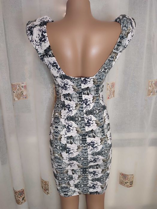 Цікава біло-чорна сукня