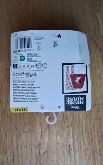 Nowa piżama dla dziewczynki w rozmiarze 122/ 128