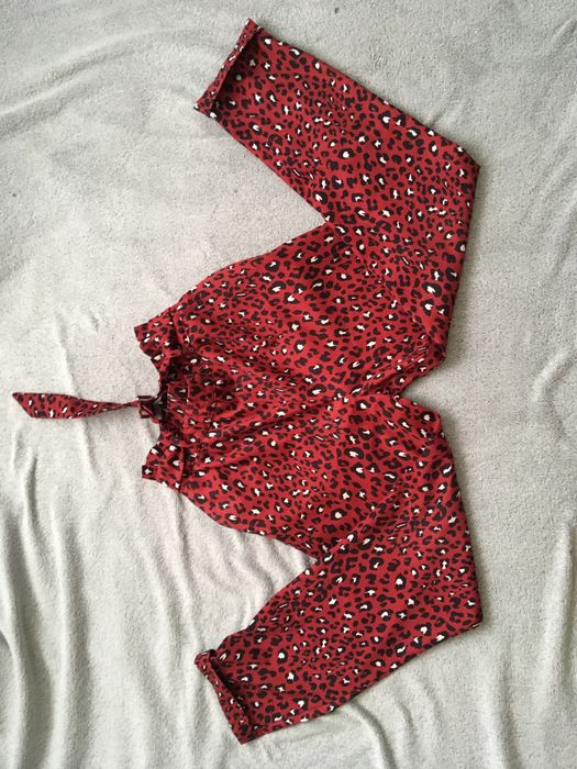 Spodnie 4/5 z paskiem Pull and bear czerwona panterka