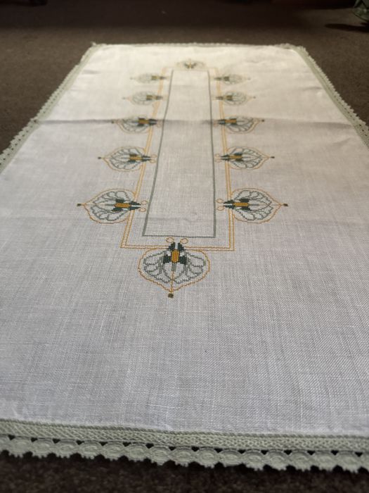 Bieżnik len ręcxnie haftowany do kolekcji