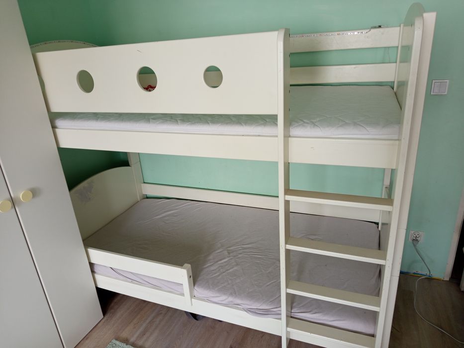 Drewniane łóżko pietrowe