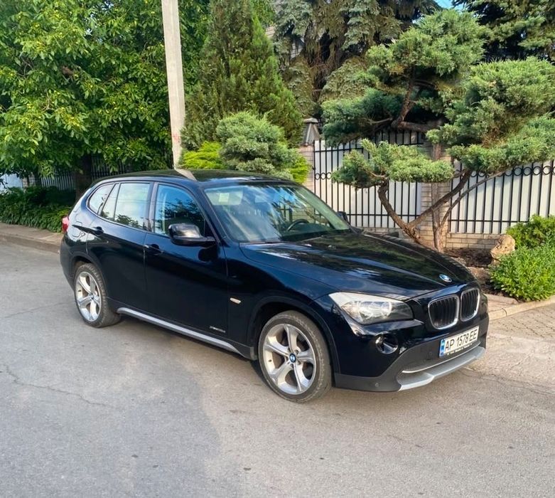 Продаж BMW X1 2011 року