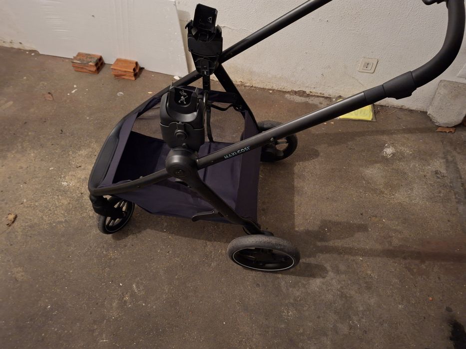 Carrinho de bebé e alcofa nova maxi cosi.