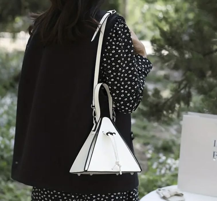 Блакитна сумка оригінальної форми