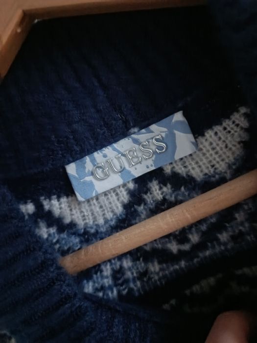 Sweter niebieski wzór scandi pólgolf premium  Guess 38 pudełkowy