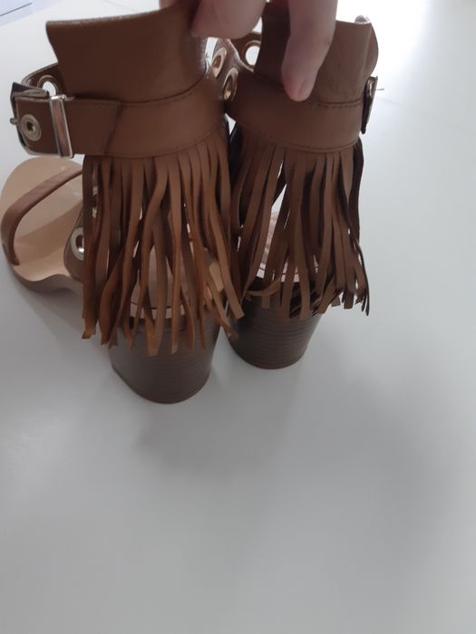 Sandália em pele, tamanho 38.