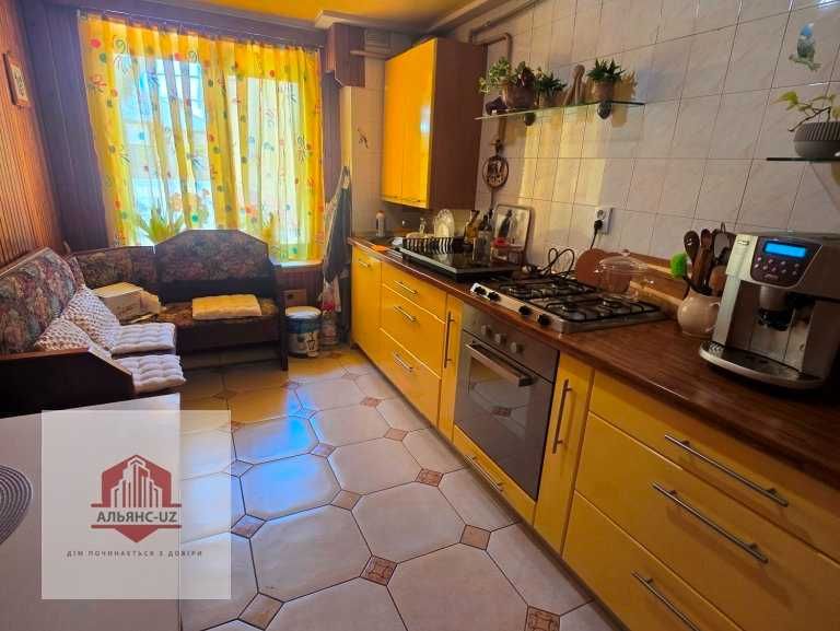 Гарний будинок з гаражем на 2 авто в р-ні ТЦ Білочка
