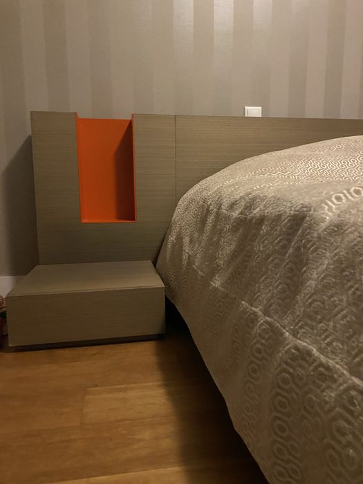 Cama de Casal Ebanis com Mesas de Cabeceira Incluídas
