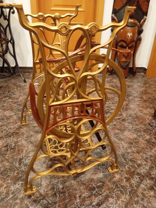 Mesa de apoio com base de máquina de costura