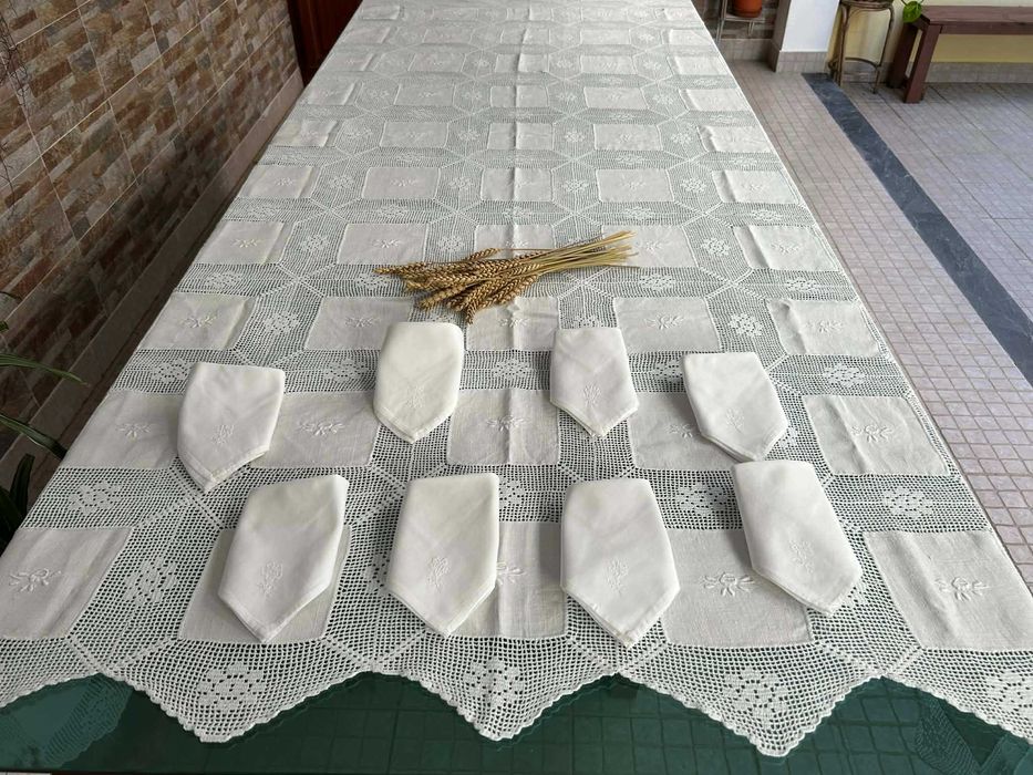 Toalha de Mesa em Linho e Renda Artesanal com 8 Guardanapos