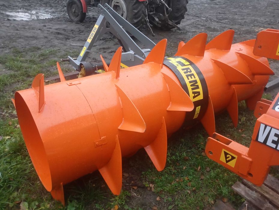 Rozbijak równarka pryzm trawy rozgarniacz wał