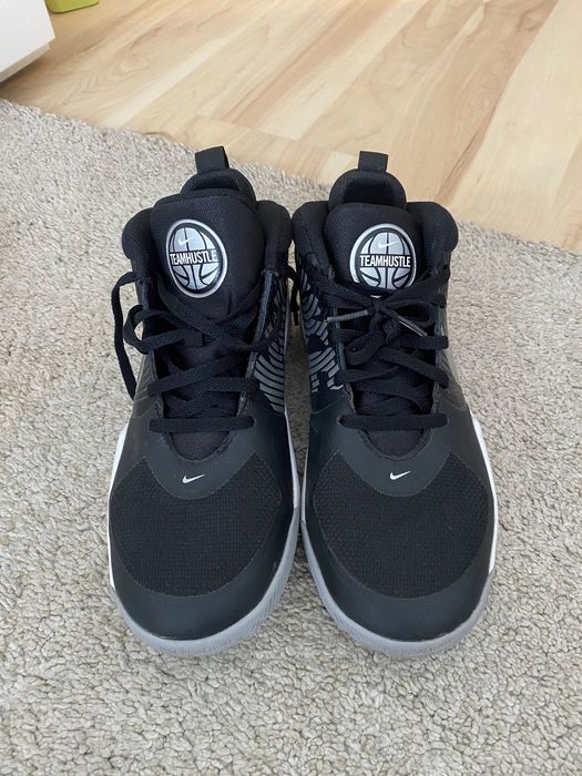 Sapatilhas Nike Team Hustle NOVAS.
