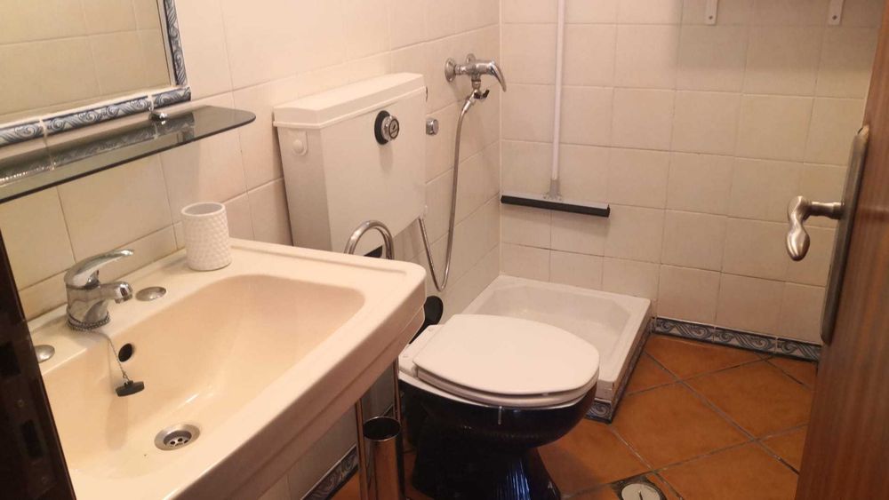 Aluga se casa r/c  t3