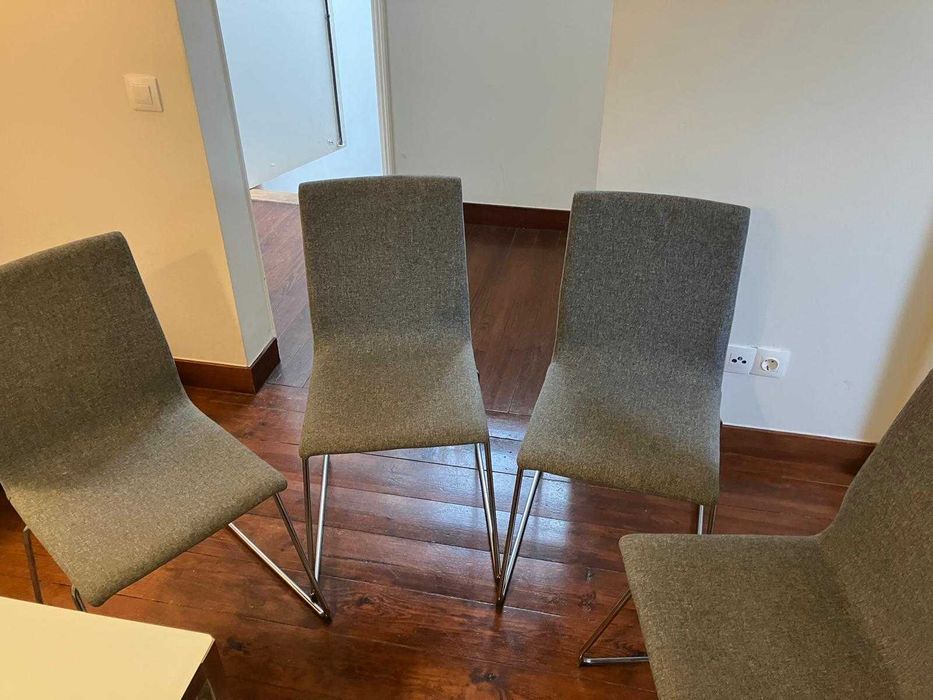 Mesa de Jantar + 4 Cadeiras – Excelente Estado