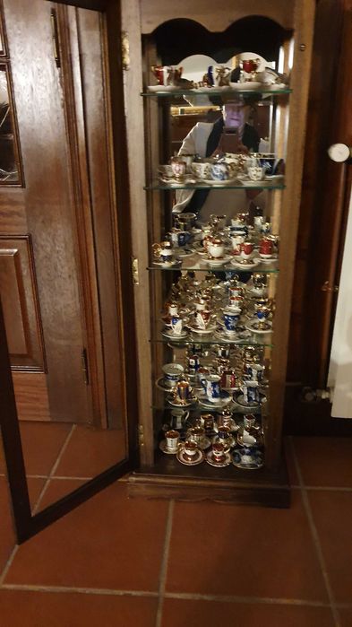 Vitrine com 60 chavenas pintadas a ouro