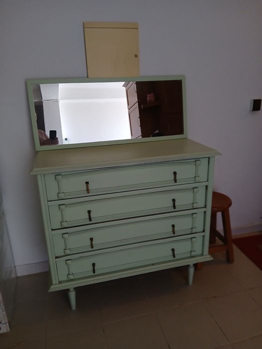 Comoda e espelho verde